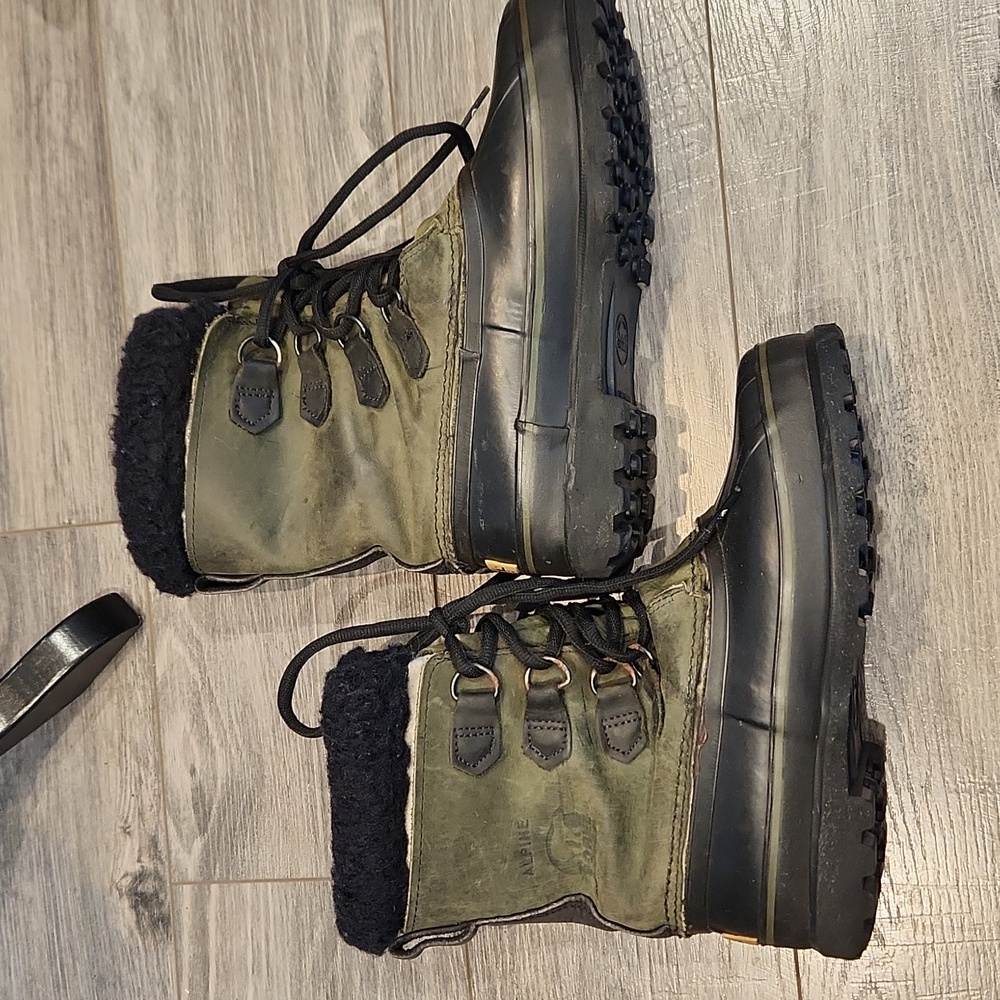 Sorel Alpine Women's sz 8 Insulated Laced Boots